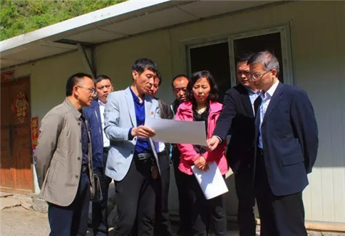 El segundo grupo del parque, Huang Zong, explicó el plan de trabajo del dulce área de plantación de papa para los líderes del gobierno del condado